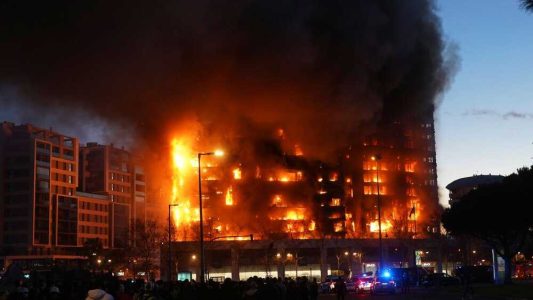 آتش‌سوزی شدید در برج مسکونی در «والنسیا»ی اسپانیا + فیلم