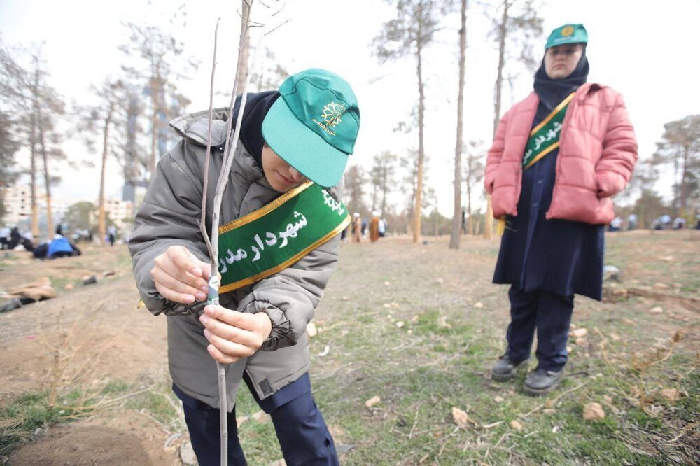 کاشت ۲۰۰۰ درخت در بوستان سرخه حصار توسط دانش‌آموزان